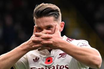 Viktor Gyökeres haciendo su celebración al anotar un gol con el Arsenal.
