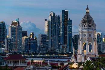 En Panamá, lo tradicional convive con lo moderno.