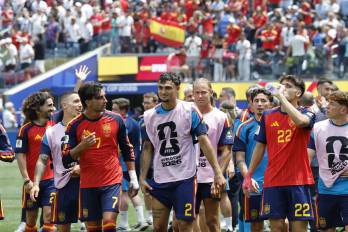Jugadores de España celebran su clasificación a semifinales del Mundial 2026.