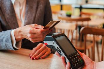 APC Experian registra 802.541 tarjetas de crédito activas y en circulación y la tasa de interés ronda en 21,52% según la Superintendencia de Bancos.