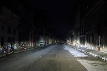 Personas permanecen fuera de sus casas durante un apagón el viernes en La Habana, (Cuba).