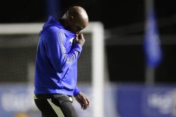 El entrenador de Tauro Felipe Baloy sale del campo luego de recibir tarjeta roja hoy, en la final de la Liga Panameña de Fútbol (LPF) contra el Tauro hoy, en el estadio Universitario F.C. en la ciudad de Coclé (Panamá).