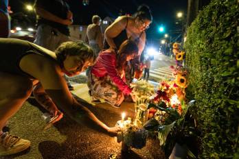 Dolientes encienden velas y depositan flores en el lugar donde agentes federales dispararon y mataron a un hombre, en Biddeford, Maine, EE. UU.