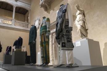 Fotografía de algunos de los trajes que forman parte de la exposición 'Superfine: Tailoring Black Style' este miércoles en la sede del Museo Metropolitano (Met) de Nueva York (EE.UU.).