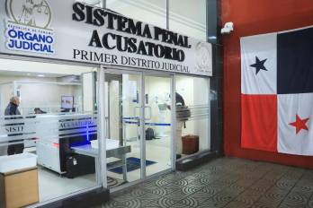 La jueza finalmente ordenó las medidas cautelares de impedimento de salida del país y prohibición de acercarse a la AIG a Karen Ortega; y reporte periódico mensual a Gálvez y Millán.
