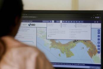 Una persona observa un atlas interactivo este lunes en Ciudad de Panamá.