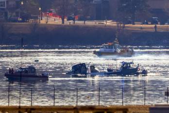 Equipos de rescate buscan entre los escombros de un avión comercial que colisionó con un helicóptero militar, en Washington, D C. este 30 de enero de 2025.