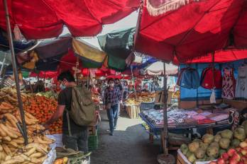 Fotografía de archivo de un mercado informal en Lima (Perú).