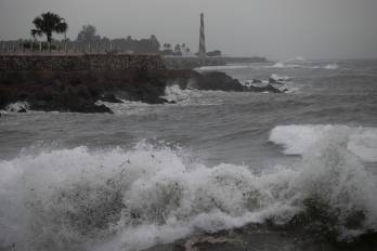 Fotografía que muestra el intenso oleaje, ante el avance del huracán Beryl, este martes en Santo Domingo.