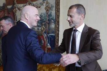 El presidente de la FIFA Gianni Infantino (izq.) y el de la UEFA, Aleksander Ceferin.
