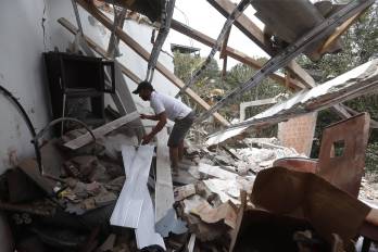 Una hombre fue captado el pasado 17 de abril al revisar entre los escombros de una casa afectada por una explosión, atribuida a las disidencias de las FARC, en Mondomo (Cauca, Colombia).