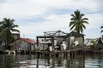 Vista de una casa abandonada en la isla Gardi Sugdub, en el archipiélago de Guna Yala, Panamá.