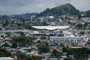 La construcción del teleférico tiene como propósito llegar a un segmento de la población de Panamá y San Miguelito .