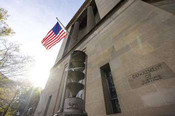 Fotografía de archivo de la fachada del Departamento de Justicia de los Estados Unidos (DOJ) en Washington (EE. UU.).