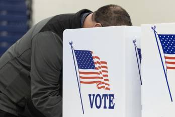 Una persona vota durante una jornada electoral en EE.UU., en una fotografía de archivo.