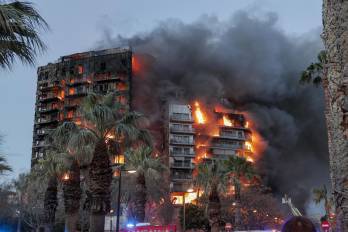 Vista general del incendio declarado sobre las cinco y media de esta tarde en un quinto piso de un edificio de viviendas de València que ha afectado totalmente al inmueble.