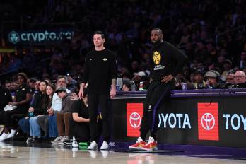 El entrenador, JJ Redick de Los Angeles Lakers junto con LeBron James (der.).