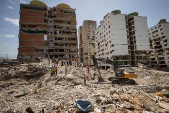 Personas realizan labores de rescate en una zona afectada por los terremotos del pasado 24 de junio, en Catia La Mar (Venezuela).