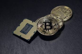 La caída del índice Nikkei (bolsa de valores de Japón) (12.4%) y la situación económica de Estados Unidos ha generado que el mercado de las criptomonedas se vea resentido.