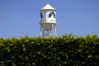 Una torre de agua que muestra el logotipo de Paramount se ve detrás de los árboles en Paramount Studios, en una fotografía de archivo.