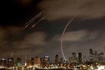 La Cúpula de Hierro, el sistema de defensa aérea israelí, intercepta misiles disparados desde Irán, sobre Tel Aviv, Israel, el 18 de junio de 2025. Israel e Irán han estado intercambiando fuego desde que Israel atacó a Irán el 13 de junio de 2025 como parte de la operación ‘Rising Lion’.