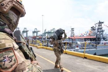 En coordinación con la Fiscalía de Drogas de la provincia de Panamá, los dos aprehendidos y los indicios fueron trasladados a una base naval.
