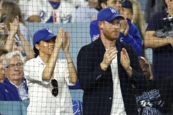 El Príncipe Harry y Meghan Markle durante el juego de Dodgers y Blue Jays.