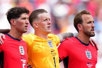 Los jugadores de la selección de Inglaterra, John Stones (izq.), Jordan Pickford.