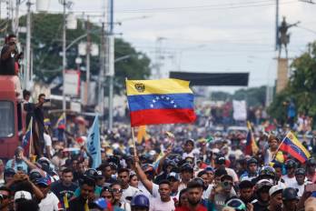 Simpatizantes de la líder opositora venezolana María Corina Machado, participan de un recorrido de campaña presidencial en Guanare, estado Portuguesa.