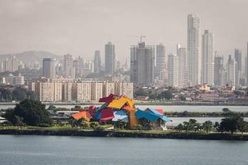 Biomuseo diseñado por Frank Gehry con el skyline de la ciudad.