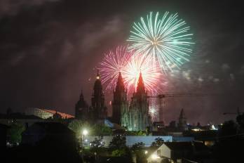 Fotografía donde se observan fuegos artificiales este jueves, durante las celebraciones de las fiestas al Apóstol Santiago en Santiago de Compostela (España).