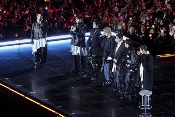 “¡Hola Seúl, estamos de vuelta!”, lanzó un miembro de la banda ante una multitud que los esperaba a gritos de “BTS, BTS”.