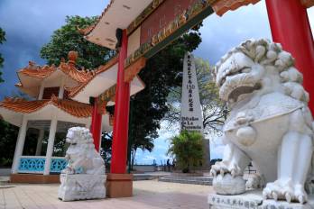 Imagen del monumento chino, antes de la demolición.