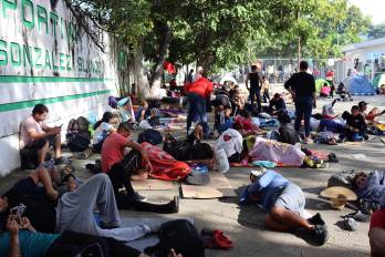 Migrantes descansan en el municipio de Escuintla en el estado de Chiapas (México).