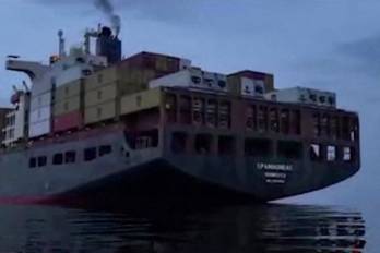 Esta captura de pantalla, tomada de un video sin fecha publicado por la Guardia Revolucionaria de Irán y facilitado por la radiotelevisión estatal iraní este 23 de abril de 2026, muestra a un buque portacontenedores intentando cruzar el estrecho de Ormuz en medio de una operación de las fuerzas navales.