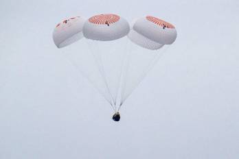 Los tripulantes, a bordo de una cápsula Dragon de la empresa del magnate Elon Musk, llegaron al mar cerca de las 8:33 a.m. horas del Pacífico estadounidense.