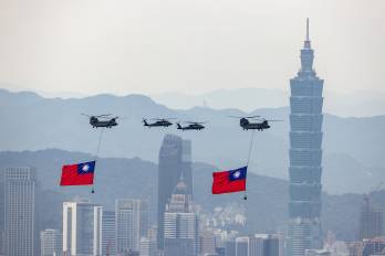 Los helicópteros Chinook de la Fuerza Aérea de Taiwán portan banderas nacionales mientras realizan un sobrevuelo durante un ensayo antes de la toma de posesión del presidente electo William Lai en Taipei, Taiwán, el 17 de mayo de 2024.