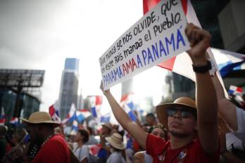 Decenas de personas celebran el fallo de la Corte Suprema de Justicia que declaró inconstitucional el contrato ley entre el Estado y Minera Panamá, filial de la canadiense First Quantum Minerals (FQM), en Ciudad de Panamá, este 28 de noviembre de 2023. EFE/Bienvenido Velasco