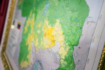 Fotografía de un cuadro con un mapa de Venezuela al que se le añade al Esequibo, el territorio por el que Guyana y Venezuela mantienen una disputa.