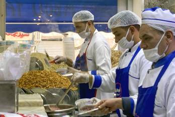Abo Tarek es uno de los lugares especializados en 'koshary' más célebres de todo Egipto. Sus inicios se remontan a la década de 1950, cuando su fundador cocinaba y repartía una cantidad ingente de platos desde una carretilla ambulante que ahora se ha convertido en un atrezzo para presidir la entrada de un restaurante de cinco plantas.