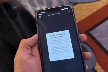 Fotografía que muestra un teléfono con el mensaje en la aplicación TikTok que dice ‘lo lamento, TikTok no está disponible en este momento’, este sábado en Washington, D. C.