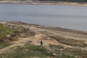 Con extensas playas formadas por la falta de agua se observa este jueves el embalse San Rafael ubicado en el municipio de La Calera, Colombia.