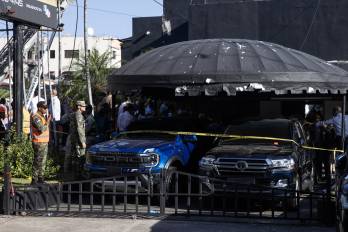 Integrantes del Ejército custodian a las afueras de la discoteca Jet Set este 8 de abril de 2025, en Santo Domingo (República Dominicana).