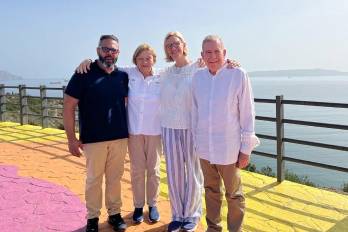 Esta foto, publicada el 7 de enero de 2025 por la familia González López, muestra al líder opositor venezolano Edmundo González Urrutia (der.) posando con su familia (de izq. a der.): su yerno Rafael Tudares, su esposa Mercedes López y su hija Mariana González López en Venezuela.