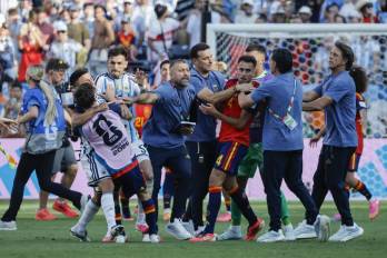 Fotografía del pasado 19 de julio, en la que puede verse a Gavi (izq.) forcejeando con Leandro Paredes, tras la final del Mundial de la FIFA 2026.