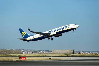 Un pasajero serbio quedó parcialmente fuera de un avión de Ryanair después de que una ventana se desprendiera en pleno vuelo.