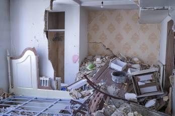 Habitación destrozada tras ser impactada por un proyectil israelí en Teherán.