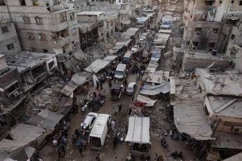 Palestinos huyen de Jan Yunis, en la franja de Gaza.