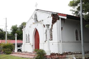 Templos afectados, imágenes rotas y daños estructurales marcan las secuelas del terremoto en el interior, mientras sacerdotes transmiten mensajes de esperanza a sus comunidades.