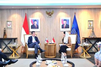 El viceministro de Relaciones Exteriores, Carlos A. Hoyos, durante la reunión de trabajo con la viceministra de Comercio de Indonesia, Dyah Roro Esti Widya Putri.